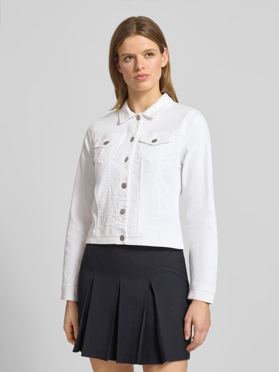 Kobiece model prezentuje Regular Fit Jeansjacke aus Baumwoll-Mix Modell 'WONDER' von Only, jednokolorowy, wykładany kołnierz, listwa guzikowa, kieszenie na piersi i wpuszczane kieszenie, mieszanka bawełny, denim, Ganzkörperansicht von vorne.