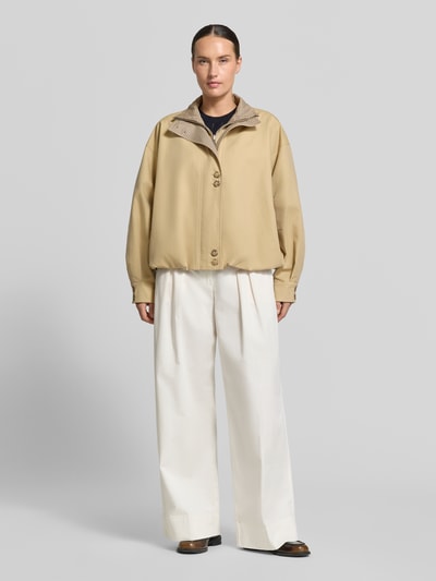 Vrouwenmodel draagt Relaxed Fit Jacke met Lyocell-Anteil van Rich & Royal in beige, katoenmix, opstaande kraag, ritssluiting, afdekstrip, maat 36: ruglengte 58 cm, schouderbreedte 60 cm, borstwijdte 67 cm, mouwlengte 54 cm, kleurenmix van beige en wit, zachte en gladde textuur, volledig zichtbaar van voren