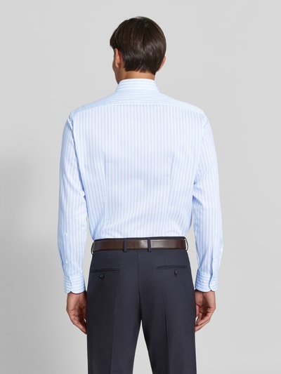 Männermodel trägt hellblau-weiß gestreiftes Modern Fit Businesshemd aus reiner Baumwolle von OLYMP, Ganzkörperansicht Rückansicht, Herren Businesshemd von OLYMP.