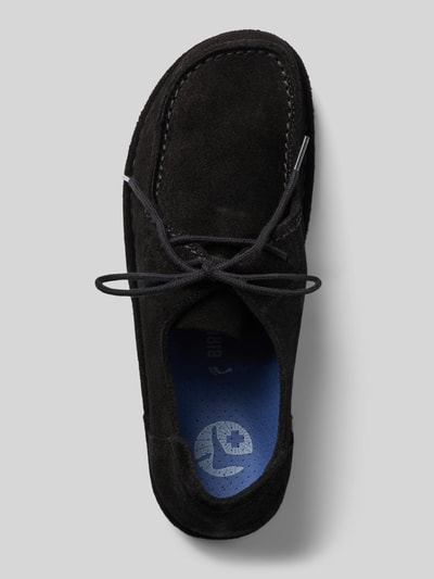 Produktfoto, Schnürschuhe aus beschichtetem Leder, abgerundete Form, Modell 'UTTI LACE' von Birkenstock, Label-Prägung, strukturierte Sohle, Absatzhöhe 1 cm, Schafthöhe 9 cm, Schaftweite 9 cm, Farbe Schwarz, klare Nähte und samtige Textur.
