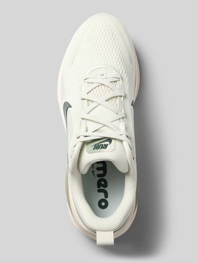Produktfoto, Sneaker mit Logo-Print Modell 'VOMERO 18' von Nike für Herren, cremefarben mit Mesh-Textur und schwarzem Logo auf grauem Grund.