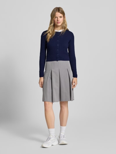 Review Strickjacke mit Zopfmuster und Rundhalsausschnitt Marine 1