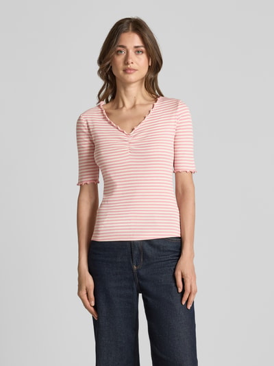 Frauenmodel trägt T-Shirt mit Wellensaum von Zero aus Bio-Baumwoll-Elasthan-Mix, Slim-Fit, V-Ausschnitt, Rückenlänge 52 cm, Ganzkörperansicht von vorne.