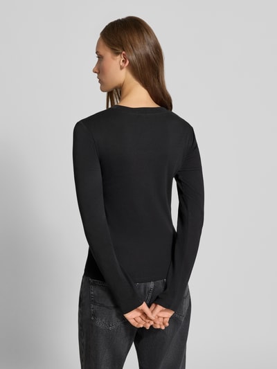Frauenmodel trägt Longsleeve mit Rundhalsausschnitt Modell 'EVERYDAY' von TOPSHOP in Schwarz, Baumwolle, schmale Passform, Ganzkörperansicht Rückansicht.