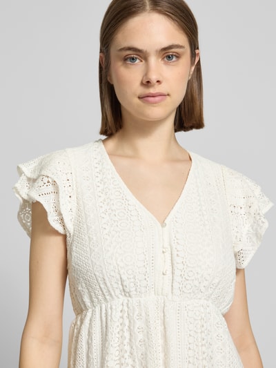 Frauenmodel trägt Tailliertes Blusenkleid aus Baumwoll-Mix Modell 'HELENA' von Only, Optik: Unifarben, Stickerei, V-Ausschnitt, Mini-Länge, Kurzarm, Nahaufnahme Oberkörper.