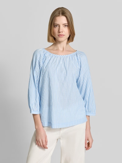 Frauenmodel trägt Relaxed Fit Bluse aus Baumwoll-Viskose-Mix von s.Oliver RED LABEL, Optik:Allover-Muster, Gestreift, Passform:Relaxed-Fit, U-Boot-Ausschnitt, Bindeband, Ärmelform:3/4-Arm, Ballonärmel; Farben: Hellblau, Weiß, texturiert, Ganzkörperansicht von vorne.