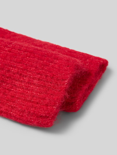 Produktfoto, Handschuhe mit Woll-Anteil von Jake*s Casual in leuchtendem Rot, flauschige Textur, Nahaufnahme, neutraler Hintergrund.