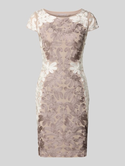 Frauenmodel trägt Knielanges Cocktailkleid mit Kappärmeln von Christian Berg Cocktail in Beige mit floraler Struktur, elastischer Material-Mix, körpernah, Nahaufnahme Oberkörper.