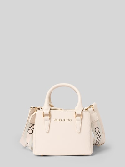 Produktfoto, cremefarbene Umhängetasche mit Label-Detail Modell 'ZERO' von VALENTINO BAGS, goldene Details, strukturierte Oberfläche, verstellbarer Schultergurt, kurze Tragegriffe, Reißverschlussfächer, offenes Hauptfach, rechteckige Form, Maße 19x16x9 cm