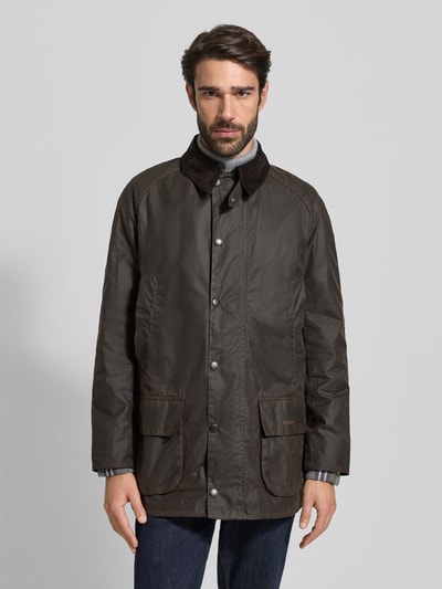 Mannelijk model draagt Jacke met Umlegekragen Modell 'BRISTOL' van Barbour, puur katoen, recht model, klepzakken, donkerbruin, Ganzkörperansicht von vorne.