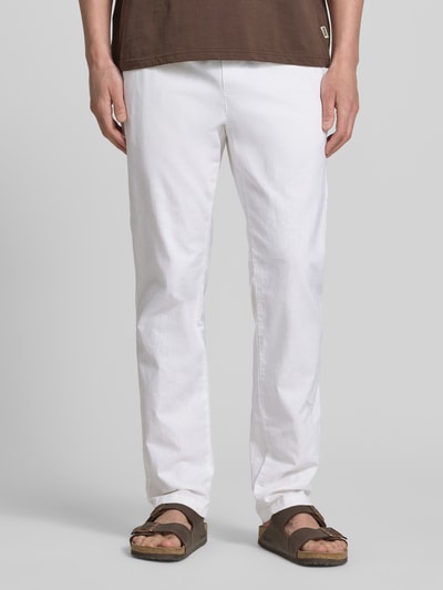 Männermodel trägt Gerade Hose aus Leinen-Baumwoll-Mix von Tom Tailor, Optik: Unifarben, Passform: Gerade, Ganzkörperansicht von vorne.