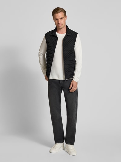 Mannelijk model draagt Regular fit bodywarmer met vulling van eendendons en veren Model 'PIUMINO' van Armani Exchange, All-over logoprint, opstaande kraag, tweewegritssluiting, Ruglengte maat M 67 cm, Schouderbreedte 46 cm, Borstwijdte 54 cm, Ganzichaamsaanzicht van voren.