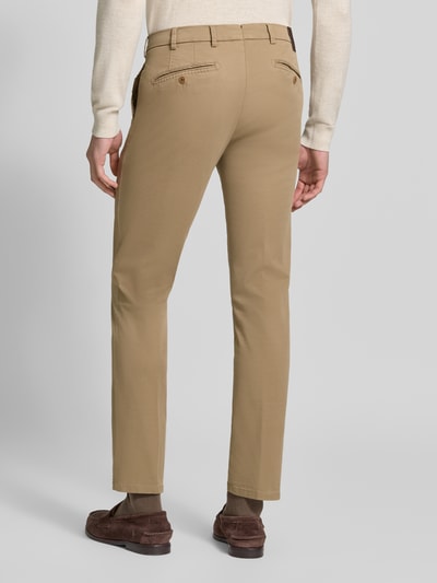 Männermodel trägt sandfarbene Regular Fit Chino aus Baumwoll-Mix Modell 'Lupus' von MMX, glatte Textur, Ganzkörperansicht Rückansicht, Herren Chino.
