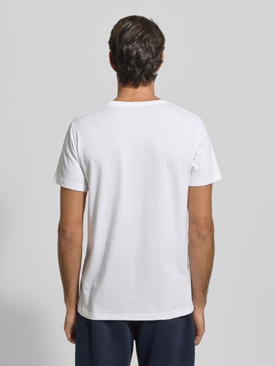 Männermodel draagt T-Shirt mit Rundhalsausschnitt im 2er-Pack van MCNEAL, witte katoenen slim fit, rugaanzicht, Ganzkörperansicht Rückansicht.