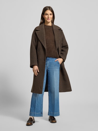 Vrouwenmodel draagt Wide Fit Jeans met steekzakken model 'Komma' van B.Young, elastische katoenmix, damesjeans, denimblauw, volledige lichaamsvooraanzicht.