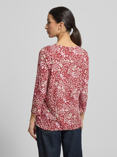 Vrouwenmodel draagt Longsleeve met 3/4-mouw model 'Felicity' van Soyaconcept, katoen-viscosemix, bloemenpatroon, slim fit, rugaanzicht.