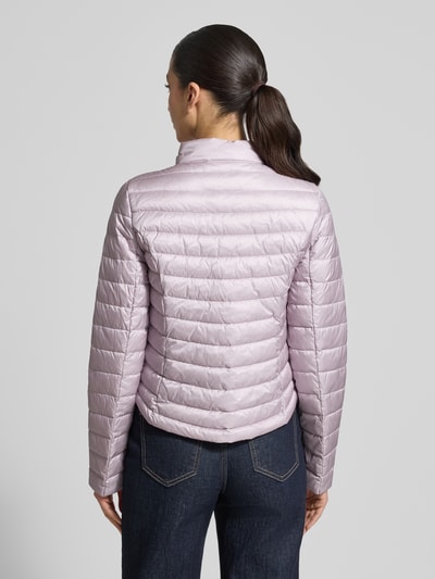 Frauenmodel trägt Steppjacke mit Stehkragen von Gil Bret in zartem Flieder, Körpernahe Passform, Rückenlänge bei Größe 36: 56 cm, Schulterbreite: 39 cm, Brustweite: 47 cm, Ärmellänge: 66 cm, Reißverschlusstaschen, Zweiwege-Reißverschluss, Ganzkörperansicht Rückansicht