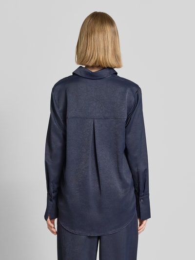 Frauenmodel trägt Regular Fit Hemdbluse mit Strukturmuster von Christian Berg Cocktail in Dunkelblau, florales Design, Langärmelig, Hemdblusenkragen, Rückenlänge bei Größe 36: 71 cm, Ganzkörperansicht Rückansicht.