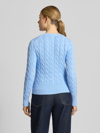 Vrouwenmodel draagt Regular Fit Strickjacke aus reiner Baumwolle van Polo Ralph Lauren in lichtblauw met kabelstructuur, ribboord en logo-stiksel; rugaanzicht geheel.