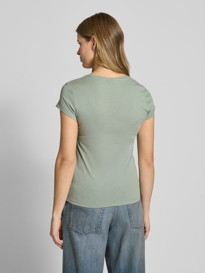 Modelka kobieca ma na sobie T-Shirt mit Label-Stitching od G-Star Raw, bawełna, krój slim fit, kolor jasny zielony, widok całej sylwetki z tyłu.