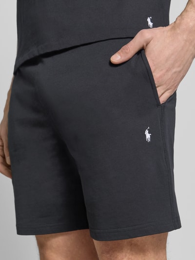 Mannenmodel draagt Slim Fit Pyjama Shorts uit puur katoen Model 'SHORT-SLEEP-BOTTOM' van Polo Ralph Lauren Underwear, look: effen, gestikt logo, tunnelkoordsluiting, zijsteekzakken, detailopname heup en dij.