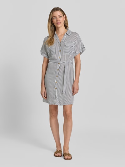 Kobiece model prezentuje Fließendes Freizeitkleid aus reiner Viskose Modell 'BUMPY' od Vero Moda, jednokolorowy, krój swobodny, długość mini, dekolt w serek, pas na plecach, listwa guzikowa, krótkie rękawy, popelina, czysta wiskoza, pełen widok z przodu.