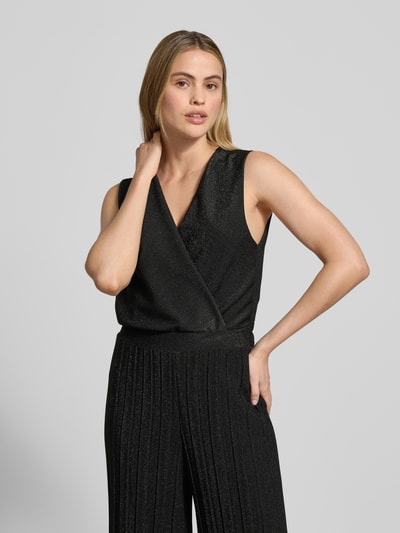 Vrouwenmodel draagt glanzende dames jumpsuit van materiaalmix met stretch, regular fit, V-hals, model 'Li44ana' van ZABAIONE, detailopname bovenlichaam.