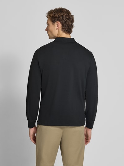 Männermodel trägt Regular Fit poloshirt mit logostitching von Polo Ralph Lauren in zwart, Heren pullover, Ganzkörperansicht Rückansicht.