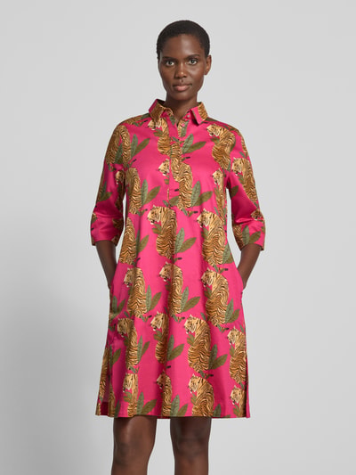 Frauenmodel trägt Knielanges Hemdblusenkleid im Allover-Look von Christian Berg Woman aus Reine Baumwolle, A-Linie, 1/2-Arm, Ganzkörperansicht von vorne.
