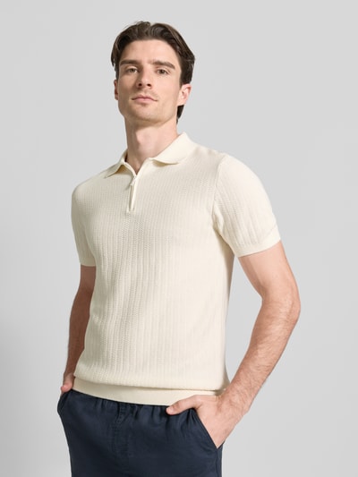 Männermodel trägt Poloshirt mit kurzem Reißverschluss und Polokragen von MCNEAL in Creme, feine Struktur, Body Fit, Ganzkörperansicht von vorne.