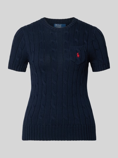Produktfoto, Slim Fit Kurzarmpullover mit Label-Stitching von Polo Ralph Lauren in dunkelblauer Strick-Optik, rote Logo-Stickerei, Rundhalsausschnitt, Brusttasche, elastische Abschlüsse, reine Baumwolle