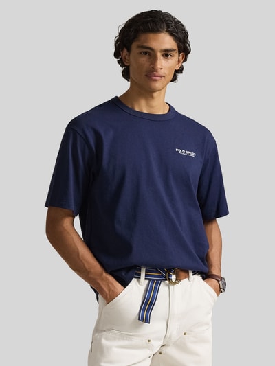 Männermodel trägt Regular Fit T-Shirt aus reiner Baumwolle von Polo Ralph Lauren in Dunkelblau, unifarben, Label Print, Rundhals, kurzarm, Nahaufnahme Oberkörper.
