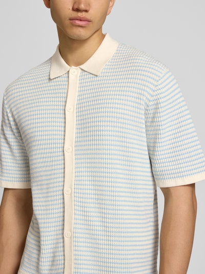 Männermodel trägt Regular Fit Freizeithemd mit 1/2-Arm von Jack & Jones aus reiner Baumwolle, Polokragen, Knopfleiste, Nahaufnahme Oberkörper.