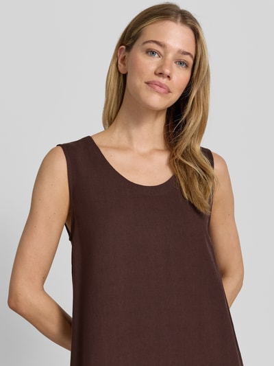 Frauenmodel trägt Midikleid aus Viskose-Leinen-Mix Modell 'Lavisco' von FREE/QUENT in Braun, A-Linie, Rundhalsausschnitt, Nahaufnahme Oberkörper. Rückenlänge bei Größe S: 128 cm, Brustweite bei Größe S: 51 cm.