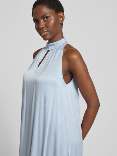 Frauenmodel trägt Midikleid aus Viskose-Mix mit Neckholder von Jake*s Collection, hellblau, Cut Out, glatte Textur, Nahaufnahme Oberkörper.