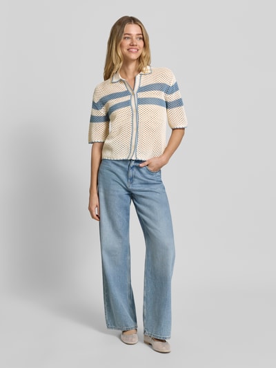 Modelka kobieca ma na sobie Cardigan mit Polokragen und 1/2-Arm od Jake*s Casual z bawełny, prosty krój, kremowe i niebieskie paski, widok całej sylwetki z przodu.
