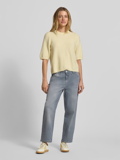 Frauenmodel trägt Straight Fit Jeans in verkürzter Passform Modell 'Bobbie' von MAC, grauer elastischer Baumwoll-Mix, Ganzkörperansicht von vorne.