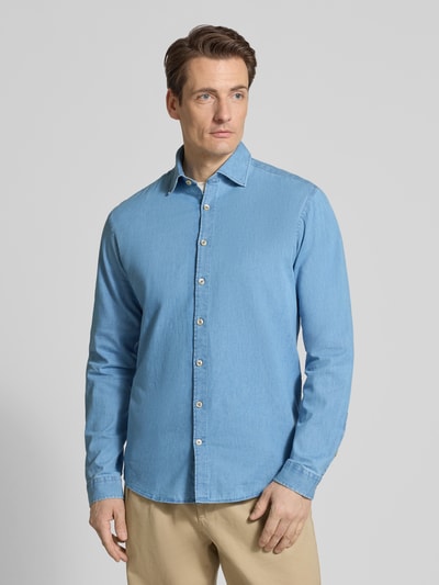 Männermodel trägt Relaxed Fit Freizeithemd aus Baumwoll-Mix von Lindbergh in Hellblau mit Kentkragen, Knopfleiste, Ganzkörperansicht von vorne.