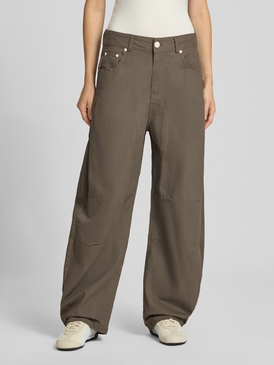 Frauenmodel trägt Barrel Fit Jeans im 5-Pocket-Design von ANOTHER COTTON LAB in Braun, reine Baumwolle, lockerer Schnitt, Ganzkörperansicht von vorne.