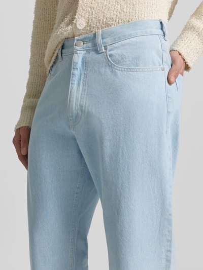 Männermodel trägt Jeans mit 5-Pocket-Design von Review in hellblau, Gerader-Schnitt, Knopf- und Reißverschluss, Nahaufnahme Oberkörper.