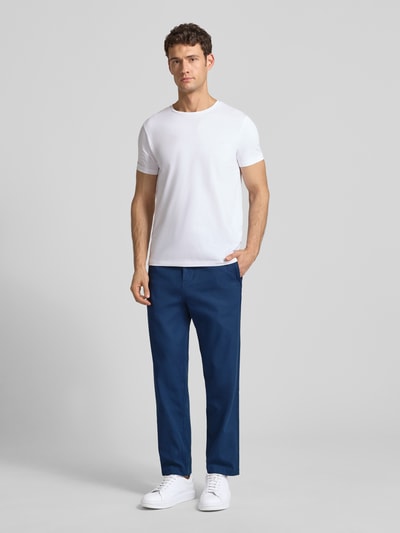 Männermodel trägt Tapered Chino mit Kordelzug Modell 'CHINO ST-P' von BOSS Orange, Optik: Unifarben, Baumwoll-Mix, Ganzkörperansicht von vorne.