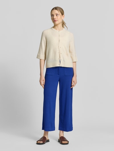 Vrouwenmodel draagt Hose aus Viskose-Mix mit Strukturmuster Modell 'KATE LUMINA' van ICHI in blauw met wide leg, opgestikte zakken, structuurtextuur, viskosemix met stretch, bundwijdte maat S 39 cm, binnenbeenlengte maat S 64 cm, geheel vooraanzicht.