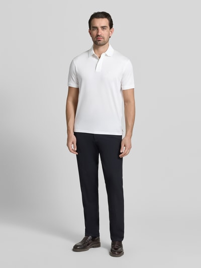 Männermodel trägt Poloshirt mit kurzer Knopfleiste von Emporio Armani, weiß, Regular Fit, Lyocell-Baumwoll-Mix, Ganzkörperansicht von vorne.