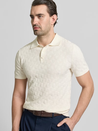 Männermodel trägt Regular Fit Poloshirt mit Strukturmuster von MCNEAL in Elfenbein, reine Baumwolle, Polokragen, Nahaufnahme Oberkörper.