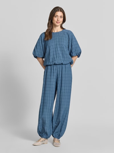 Vrouwenmodel draagt Regular Fit Bluse mit Strukturmuster van Jake*s Casual in blauw met ballonvormige structuur, ronde hals, structuurpatroon, voor dames, volledige lichaamsaanzicht van voren.