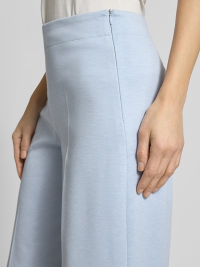 Vrouwenmodel draagt Hose mit weitem Bein und Bügelfalten Modell 'BEFORE' van Drykorn, lichtblauw, viscose-mix, detailopname heup.