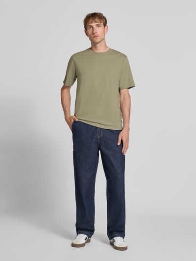 Mannenmodel draagt t-shirt met ronde hals Model 'ORGANIC' van JACK & JONES, puur katoen, recht model, ruglengte bij maat M: 68 cm, geheel van voren