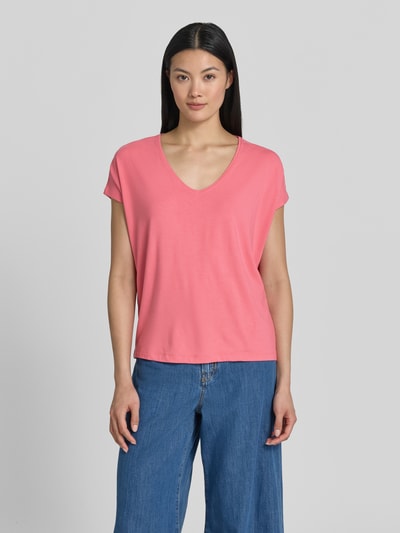 Frauenmodel trägt Relaxed Fit T-Shirt aus Viskose-Mix von s.Oliver RED LABEL in Rosa mit glatter Oberfläche, Ganzkörperansicht von vorne.