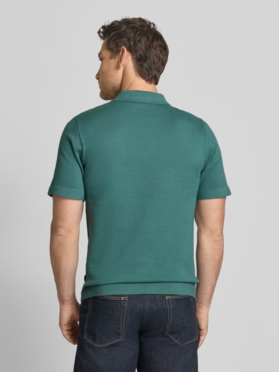 Männermodel trägt Regular Fit Poloshirt mit Reißverschluss Modell 'MILANO' von Jack & Jones Premium in Grün, glatte Textur, Ganzkörperansicht Rückansicht. Bio-Baumwoll-Mix, Polokragen, Label-Detail, Rückenlänge Größe M: 68 cm.