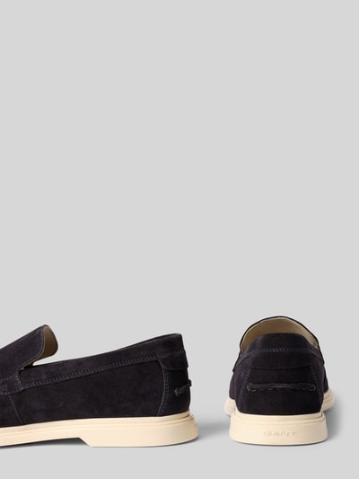 Produktfoto, Loafers aus Leder Modell 'Boery' von Gant in Dunkelblau mit Abgerundete-Spitze, Schlupfform, Gummisohle, Absatzhöhe 3 cm, Schafthöhe 7 cm, Schaftweite 5 cm, strukturiertes Echtleder, ruhiger Hintergrund
